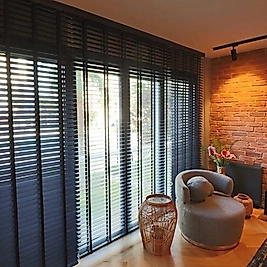 Siyah Ahşap Jaluzi Perde